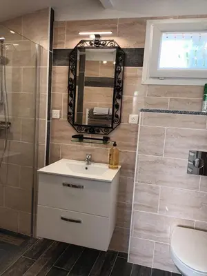 Salle de bains dans l'établissement Gîte la Tanière classé 3 étoiles avec terrasse et piscine