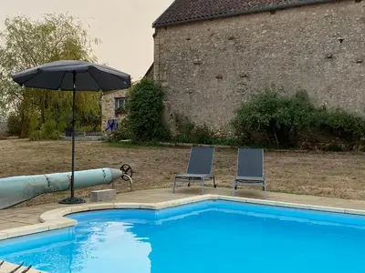 Piscine de l'établissement Gîte la Tanière classé 3 étoiles avec terrasse et piscine ou située à proximité