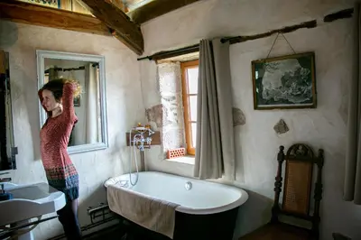 Salle de bains dans l'établissement La petite Maison du Bonheur & Jacuzzi