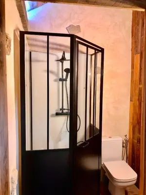 Salle de bains dans l'établissement La petite Maison du Bonheur & Jacuzzi