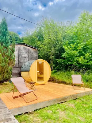 Jardin de l'établissement La petite Maison du Bonheur & Jacuzzi