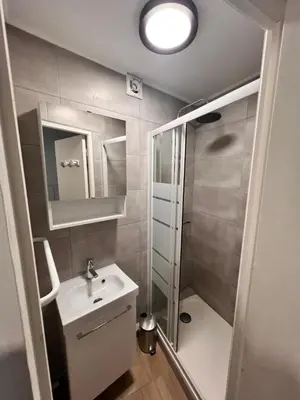 Salle de bains dans l'établissement Appartement 4 personnes, wifi, proche centre et thermes
