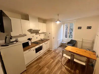Cuisine ou kitchenette dans l'établissement Appartement 4 personnes, wifi, proche centre et thermes