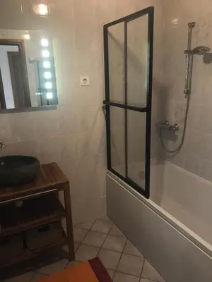 Salle de bains dans l'établissement La Résidence de Marie