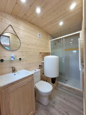 Salle de bains dans l'établissement Roulotte à Sapharey
