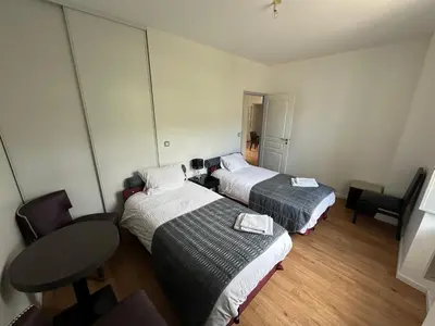Un ou plusieurs lits dans un hébergement de l'établissement Charmant appartement RDC familial ou pour le travail