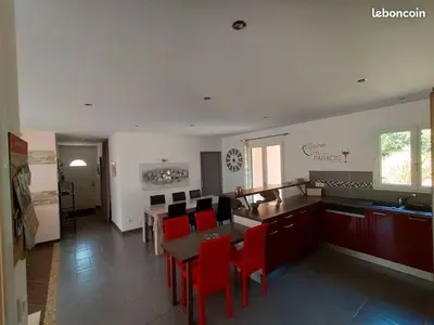 Cuisine ou kitchenette dans l'établissement Maison du rieu 8 personnes