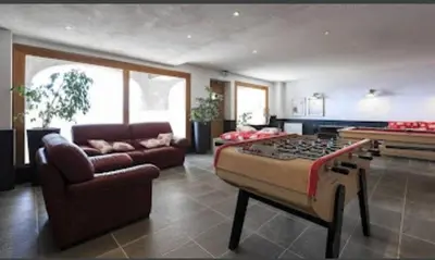 Coin salon dans l'établissement Le 108C les matins du sancy