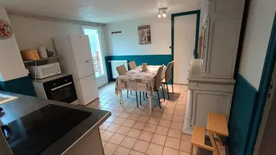 Cuisine ou kitchenette dans l'établissement Entre Puy-de-Dôme et Corrèze Appartement pour 4 personnes avec terrasse et jardin