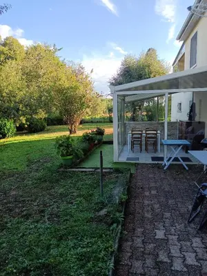 Jardin de l'établissement Entre Puy-de-Dôme et Corrèze Appartement pour 4 personnes avec terrasse et jardin
