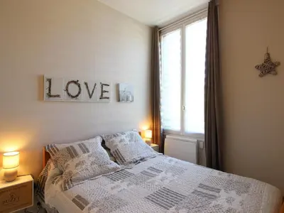 Un ou plusieurs lits dans un hébergement de l'établissement Appartement T3 proche centre La Bourboule avec terrasse - FR-1-608-236