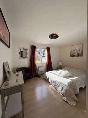 Un ou plusieurs lits dans un hébergement de l'établissement Maison tout confort avec piscine chauffée au bord des rives de la Dordogne