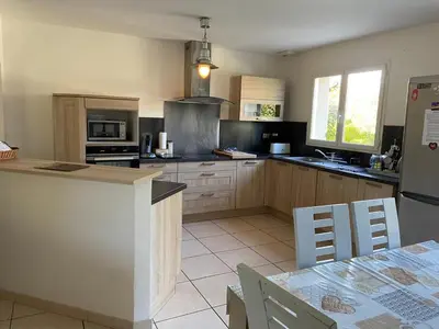 Cuisine ou kitchenette dans l'établissement Maison tout confort avec piscine chauffée au bord des rives de la Dordogne