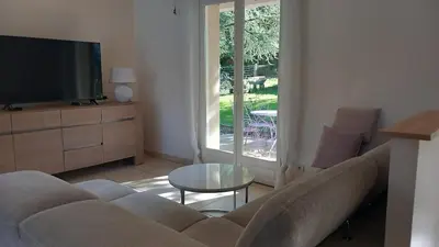 Télévision ou salle de divertissement dans l'établissement Maison tout confort avec piscine chauffée au bord des rives de la Dordogne