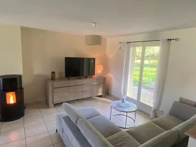 Télévision ou salle de divertissement dans l'établissement Maison tout confort avec piscine chauffée au bord des rives de la Dordogne