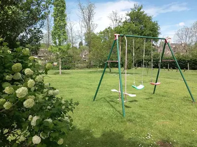 Aire de jeux pour enfants de l'établissement Maison tout confort avec piscine chauffée au bord des rives de la Dordogne