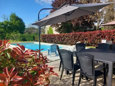 Piscine de l'établissement Maison tout confort avec piscine chauffée au bord des rives de la Dordogne ou située à proximité