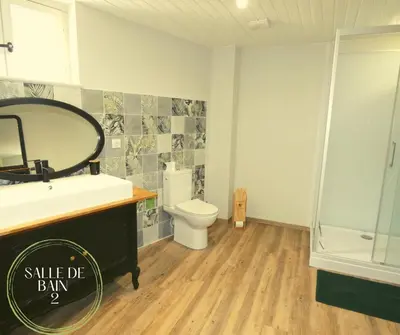 Salle de bains dans l'établissement L'authentique Martelaise PISCINE CHAUFFEE