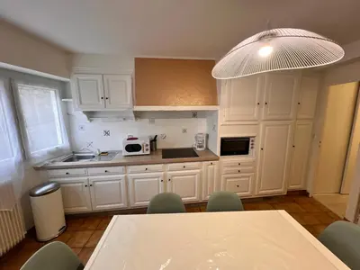 Cuisine ou kitchenette dans l'établissement Appartement RDC 9 personnes, 2 chambres, wifi, proche du centre