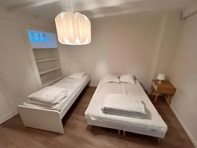 Un ou plusieurs lits dans un hébergement de l'établissement Appartement RDC 9 personnes, 2 chambres, wifi, proche du centre