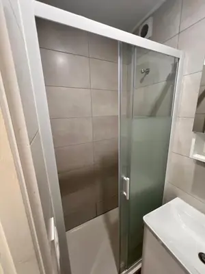 Salle de bains dans l'établissement Appartement RDC 9 personnes, 2 chambres, wifi, proche du centre