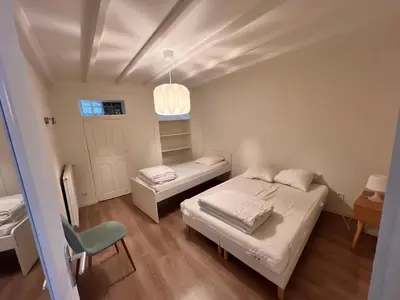 Un ou plusieurs lits dans un hébergement de l'établissement Appartement RDC 9 personnes, 2 chambres, wifi, proche du centre