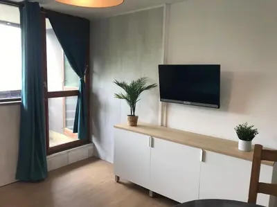 Télévision ou salle de divertissement dans l'établissement Appartement 4 pers Tour de la Biche skis aux pieds