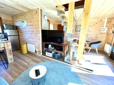Télévision ou salle de divertissement dans l'établissement La cabane au pied des pistes