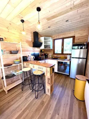 Cuisine ou kitchenette dans l'établissement La cabane au pied des pistes