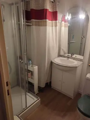 Salle de bains dans l'établissement Villa Les Lutins
