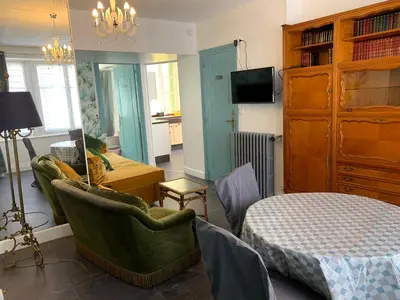 Télévision ou salle de divertissement dans l'établissement La Residence rdc