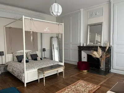 Un ou plusieurs lits dans un hébergement de l'établissement La Villa Louana 1 Appartement 160m2 sobriété,élégance en cœur de ville