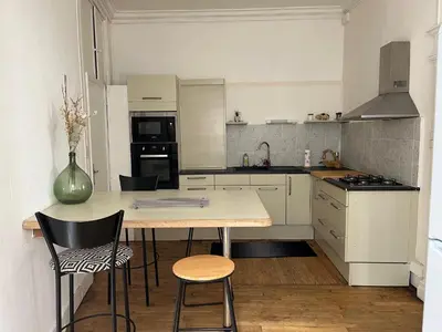 Cuisine ou kitchenette dans l'établissement La Villa Louana 1 Appartement 160m2 sobriété,élégance en cœur de ville