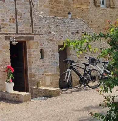 Vélo sur le terrain de l'établissement Au Vieux Séchoir ou dans les environs