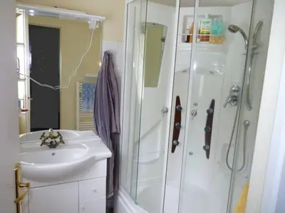 Salle de bains dans l'établissement Maison lumineuse et spacieuse avec terrain