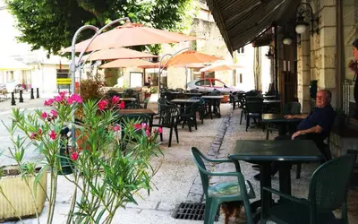 Restaurant ou autre lieu de restauration dans l'établissement Auberge du Puits