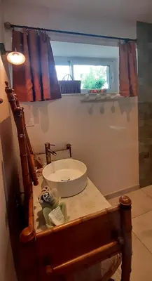 Salle de bains dans l'établissement Les jardins de Nanine