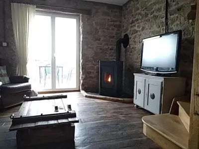 Télévision ou salle de divertissement dans l'établissement Charming 2-Bed Cottage within Barn in Merinchal