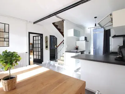 Cuisine ou kitchenette dans l'établissement Maison spacieuse à La Bourboule avec jardin et wifi, idéale pour 9 pers. - FR-1-608-237