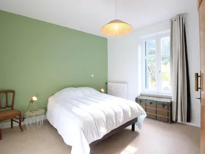 Un ou plusieurs lits dans un hébergement de l'établissement Maison spacieuse à La Bourboule avec jardin et wifi, idéale pour 9 pers. - FR-1-608-237
