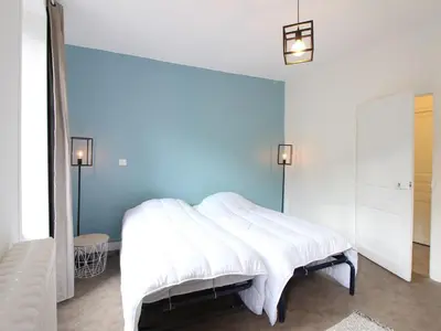 Un ou plusieurs lits dans un hébergement de l'établissement Maison spacieuse à La Bourboule avec jardin et wifi, idéale pour 9 pers. - FR-1-608-237