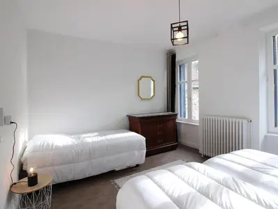 Un ou plusieurs lits dans un hébergement de l'établissement Maison spacieuse à La Bourboule avec jardin et wifi, idéale pour 9 pers. - FR-1-608-237