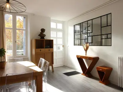 Coin salon dans l'établissement Maison spacieuse à La Bourboule avec jardin et wifi, idéale pour 9 pers. - FR-1-608-237