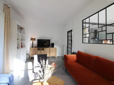Télévision ou salle de divertissement dans l'établissement Maison spacieuse à La Bourboule avec jardin et wifi, idéale pour 9 pers. - FR-1-608-237