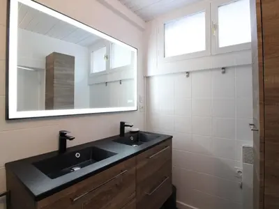 Salle de bains dans l'établissement Maison spacieuse à La Bourboule avec jardin et wifi, idéale pour 9 pers. - FR-1-608-237