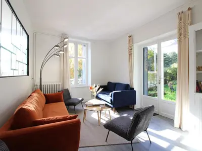 Coin salon dans l'établissement Maison spacieuse à La Bourboule avec jardin et wifi, idéale pour 9 pers. - FR-1-608-237