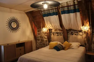 Un ou plusieurs lits dans un hébergement de l'établissement Grand gite avec spa ouvert toute l'année : La grange de Loey