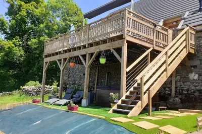 Jardin de l'établissement Grand gite avec spa ouvert toute l'année : La grange de Loey