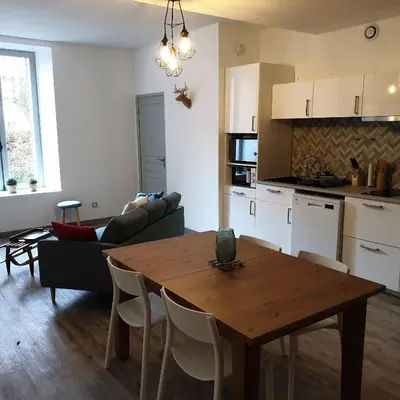 Cuisine ou kitchenette dans l'établissement Le p'tit Sancy 2