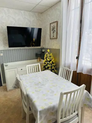 Télévision ou salle de divertissement dans l'établissement Appartement situé au cœur du village du Mont-Dore 1er étage